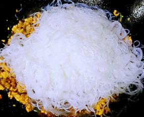 放入沥干水份的粉丝