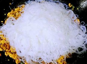 放入沥干水份的粉丝