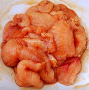 放入一品鲜酱油、蚝油、糖、料酒、黑胡椒粉煨制半小时入味