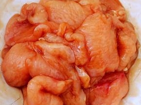 放入一品鲜酱油、蚝油、糖、料酒、黑胡椒粉煨制半小时入味