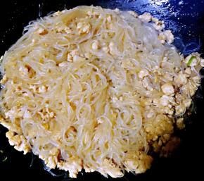 翻炒均匀入味可以适当添加一些清水或高汤防止粘锅