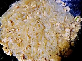 翻炒均匀入味可以适当添加一些清水或高汤防止粘锅