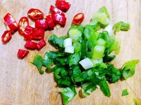 小红辣椒和葱切段备用