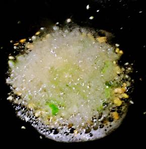 锅中倒入油加热放入葱姜蒜爆香