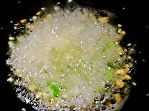 锅中倒入油加热放入葱姜蒜爆香