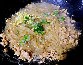 最后撒上葱花提鲜即可出锅享用