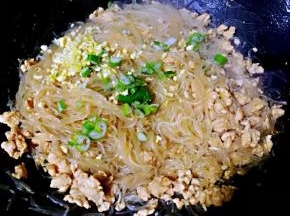 最后撒上葱花提鲜即可出锅享用