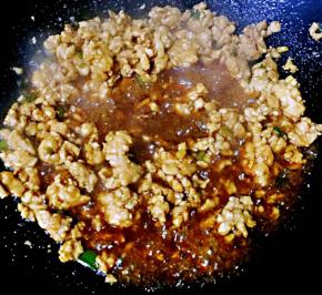 再放入蚝油、一品鲜酱油、糖翻炒入味