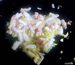 锅中倒入油加热放入花椒和八角炸香再放入葱姜蒜爆香放入五花肉翻炒均匀