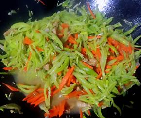 添加少许水炖一会儿放入胡萝卜丝一起炖