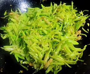 放入芸豆丝大火开始翻炒