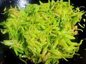 放入芸豆丝大火开始翻炒