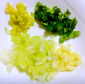 葱、姜、蒜、香菜切好备用