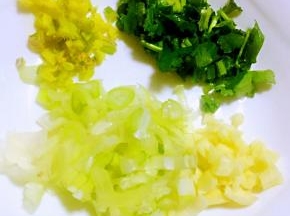 葱、姜、蒜、香菜切好备用