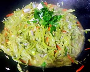 炒制芸豆丝变色微微变软放入盐炒匀最后放入香菜提鲜即可出锅享用