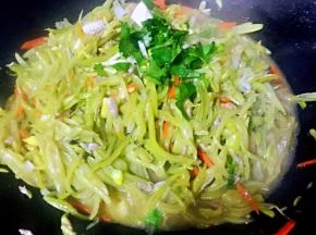 炒制芸豆丝变色微微变软放入盐炒匀最后放入香菜提鲜即可出锅享用