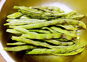 芸豆摘去两头的筋洗净沥干水份备用