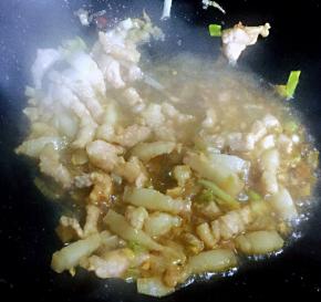 放入调味料蚝油、一品鲜酱油也可以倒少许水这样炒出来的味道更佳