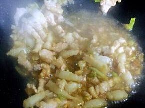 放入调味料蚝油、一品鲜酱油也可以倒少许水这样炒出来的味道更佳