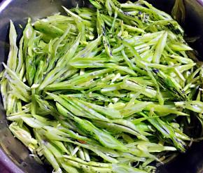 依次切好的芸豆丝看着就非常有成就感