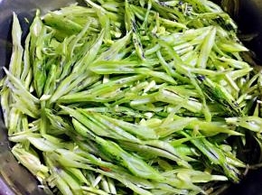 依次切好的芸豆丝看着就非常有成就感