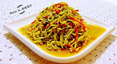 营养丰富的芸豆丝装入盘中