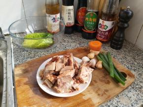 准备好全部的食材与配料，卤制的猪头肉切成厚片。