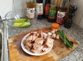 准备好全部的食材与配料，卤制的猪头肉切成厚片。