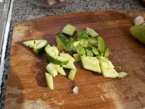 黄瓜洗净后，切掉根蒂，用菜刀拍扁，切成大块。