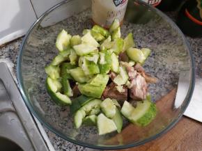把切好的黄瓜跟猪头肉一起放入一个大碗内。