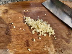 大蒜切碎。