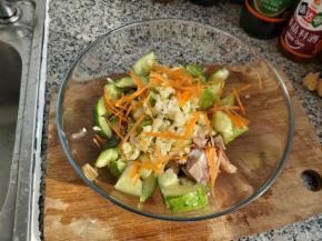 然后把胡萝卜丝也放入大碗内，再撒上一点点海盐，盐不可以太多哟，猪头肉本身已经有咸淡了。