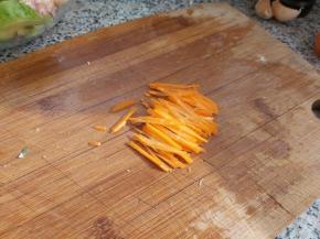 胡萝卜切成细丝，不喜可忽略，这个只是为了点缀下颜色。