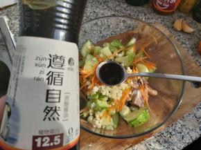 倒入2汤匙的欣和原酿酱油。