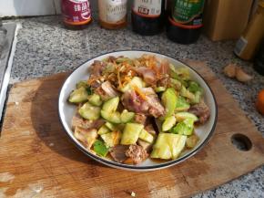 装盘，非常简单好吃的快手凉菜就完成了。