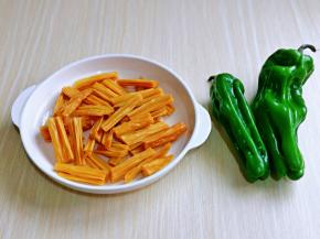 准备食材，腐竹的量可以自己掌握。