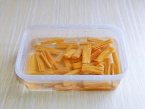 腐竹温水洗干净，再浸泡3-5小时，泡软就可以。