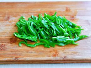 青椒洗干净，去根去籽，切丝。