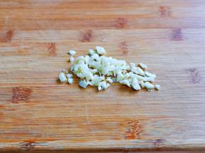 大蒜去皮切碎。