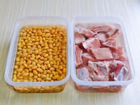 黄豆洗干净，冷水泡一夜，排骨温水冲洗，再泡冷水将血水泡出。