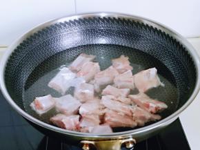 焯水，排骨冷水下锅，大火烧开，煮2-3分钟捞出，用温水冲洗干净，淋干水分备用。
