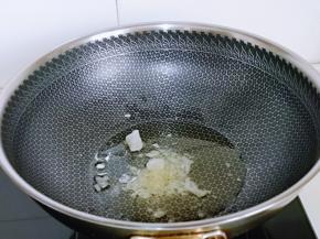 起油锅，加入冰糖，小火融化至隔热。