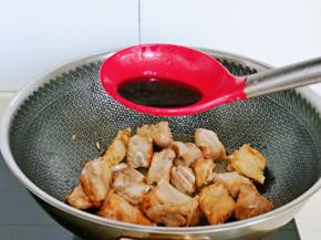 再加入生抽，蚝油，小火翻炒均匀。