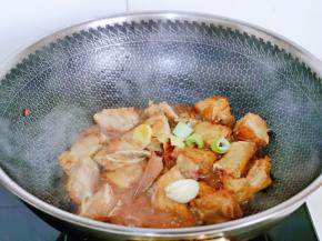 再加入八角，桂皮，葱姜。