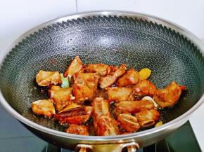 小火翻炒，使每块排骨都吸收到酱汁。