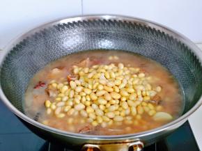 烧开后加入泡发的黄豆，盖上盖子大火烧开转小火慢炖，时间可以自己掌握，炖到自己喜欢的口感即可。