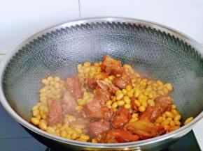 我大约炖了45分钟，品尝了一下口感可以了，加入盐，大火收汁。