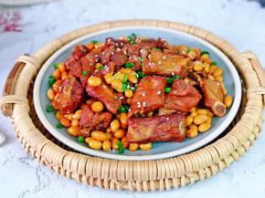 加了黄豆，排骨更香了，黄豆吸收了排骨的肉汁，比肉还好吃。