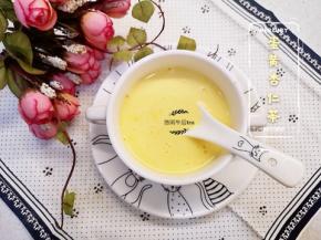 蛋黄不要浪费了，我把它加入到余下的牛奶液中打散，小火加热至稍微凝固，一碗蛋黄杏仁茶又出炉了^_*