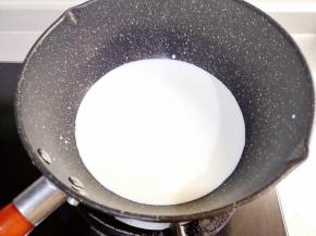 奶锅中加入牛奶